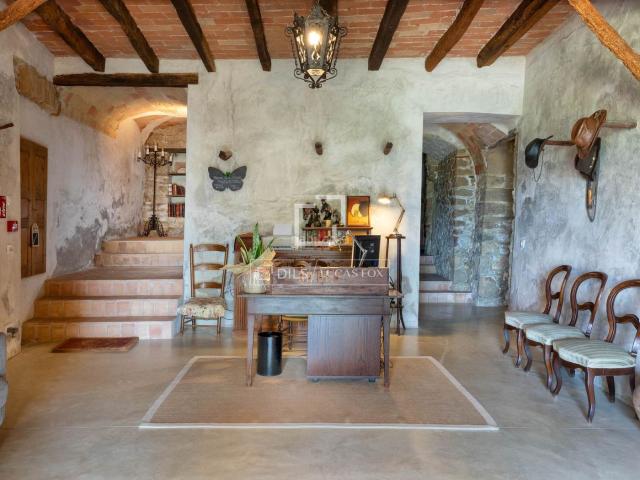 Masía en venta en Vilademuls. Masía rústica de 1196 m construidos sobre una parcela de 5 hectáreas 1.196 en venta, ideal para proyecto de alojamiento turístico. Masías.