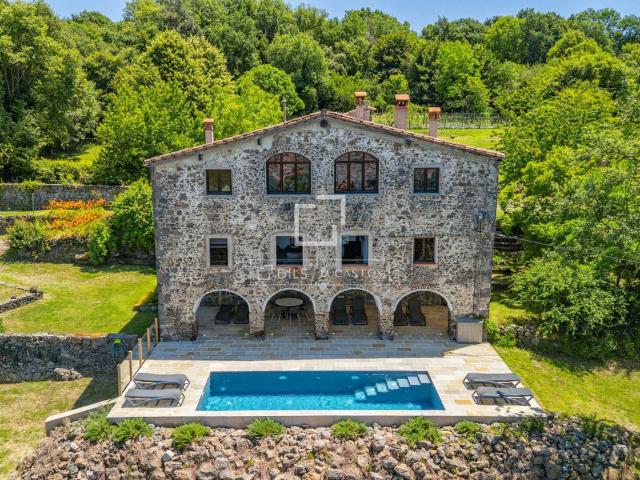 Masía en venta en Vilademuls. Casa rural de 8 dormitorios en venta en La Garrotxa, Girona. Masías.