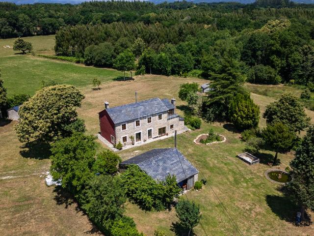 Masía en venta en Vilalba. Casa de piedra restaurada con 3 hectáreas de terreno en Vilalba. Masías.