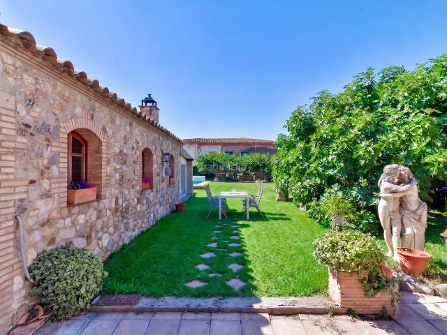 Masía en venta en Vilamacolum Costa Brava. Espectacular casa rústica de piedra con casa de invitados y piscina en Vilamacolum. Masías.