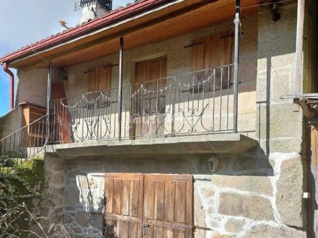 Masía en venta en Vilamarín. Casa de piedra rústica con alpendre en venta. Masías.
