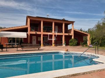 Masía en venta en Vilanova i la Geltrú, Nord Costa Dorada. Casa de campo en venta en un entorno privado, rodeado de viñedos, a pocos minutos del mar Mediterráneo en Vilanova i la Geltrú Bar. Masías.