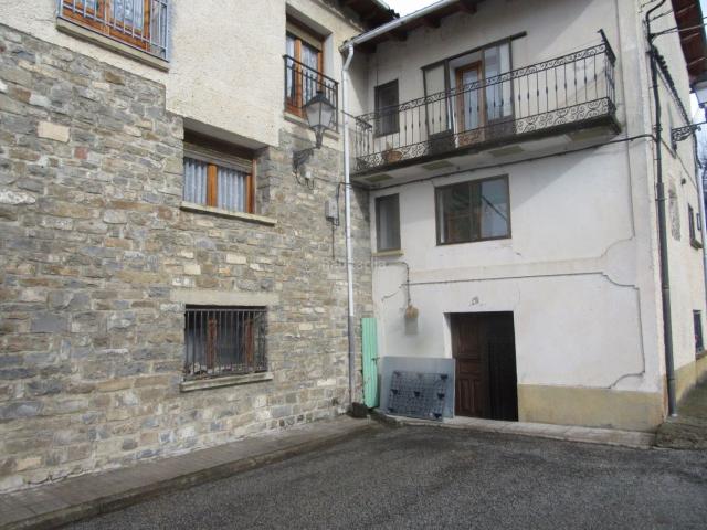 Masía en venta en Villanúa. VILLANÚA. CASCO ANTIGUO. 2 CASAS JUNTAS Y COMUNICADAS. GARAJECOCHERA. BODEGA. TRASTERO. 2 BAÑOS. 7 DORMITORIOS. 4 BALCONES. BUENAS. Masías.