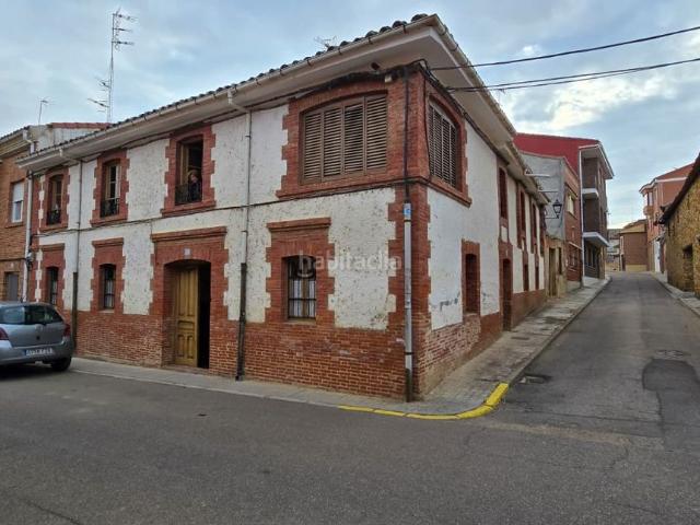 Masía en venta en Villada. Casa tradicional de esquina con encanto, suelos de madera y elementos originales Ideal para rehabilitar. Masías.