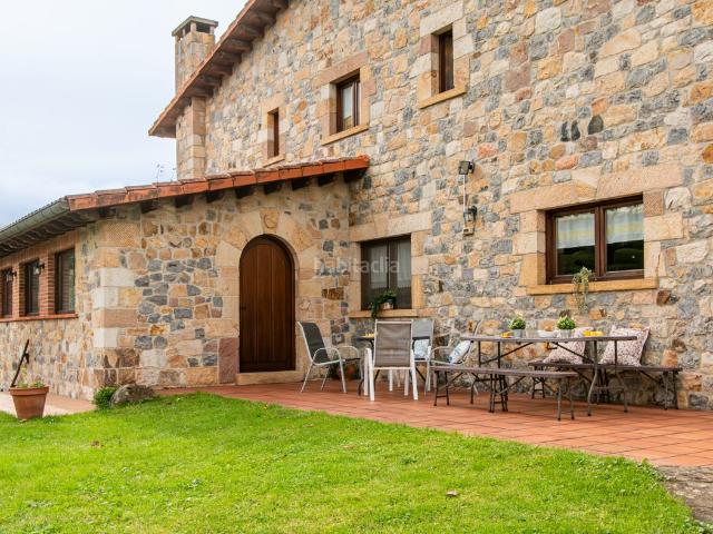 Chalet en venta en Villafufre. Casa señorial en Cantabria · 695 m² · Vivienda o Negocio de turismo rural con 15 años de trayectoria · Ascensor. Chalets.