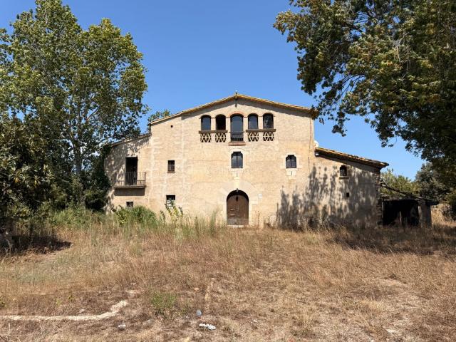 Masía en venta en Vilobí d´Onyar. Masía urbana con gran potencial hostelero · Vilobí d'Onyar · A 3 km del aeropuerto de Girona. Masías Vilobí.