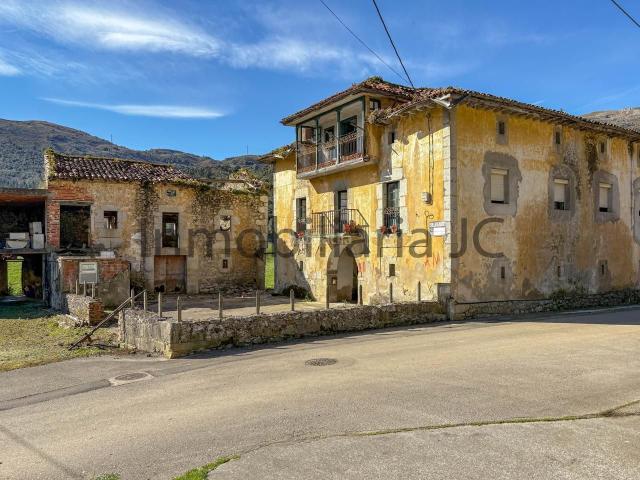 Masía en venta en Voto. Dos casas de piedra en parcela urbana. Masías.