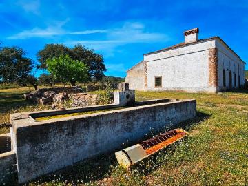 Masía en venta en Zufre. Finca de dehesa 600 has con cortijo y mucha agua. Masías.