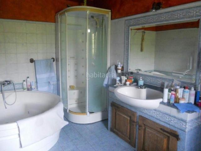 Masía en venta en Abadiño. Amplia casa de pueblo reformada en 20.000 m. 5 dormitorios, 3 baños, jardín privado y vistas a la montaña. Tu refugio ideal!. Masías.