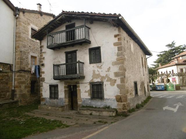 Masía en venta en Abadiño. Casa en el centro de Abadiño para reformar por completo, dividido en 3 plantas  en planta baja cocina y espacio diáfano, en plant. Masías.