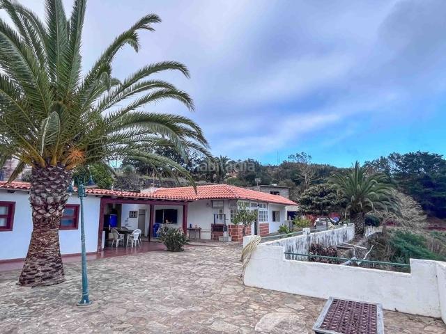 Masía en venta en Agulo. Gran propiedad con casa espaciosa, dependencia y restaurante independiente. Masías.