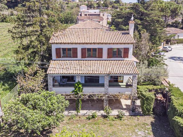 Masía en venta en Aiguamúrcia. Masía rústica con jardín, terraza y vistas verdes. Masías.