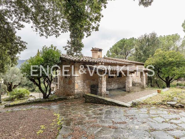 Masía en venta en Aiguafreda. Encantadora finca en un entorno natural privilegiado con piscina y ermita. Masías.