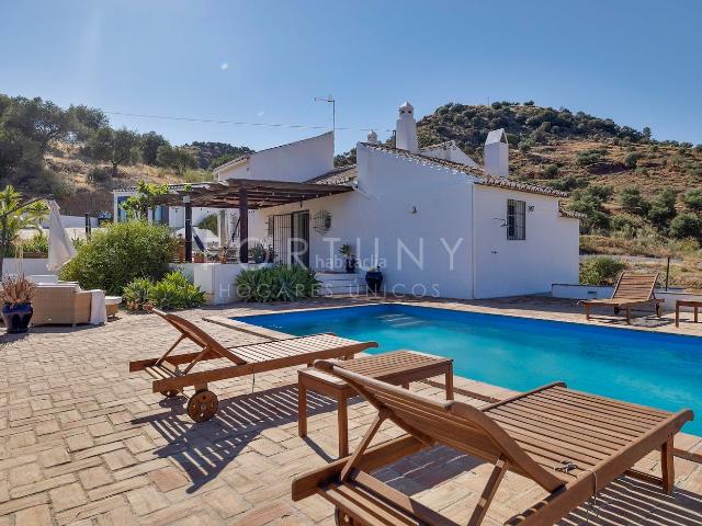 Masía en venta en Almogía. CASA DE CAMPO EN PLENA NATURALEZA, EL ENCANTO DE VIVIR RODEADO DE PAZ CON PISCINA PRIVADA Y VISTAS PANORÁMICAS EN ALMOGÍA. Masías.