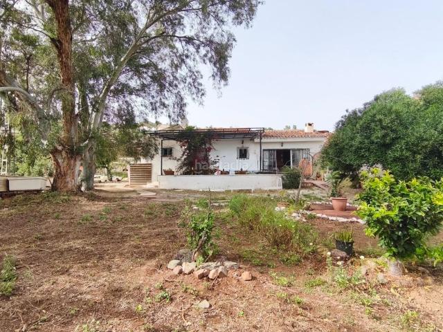 Masía en venta en Almogía. Casa rústica con parcela de 4000 en Barriada Los Nuñez, a 15 minutos de Puerto de la Torre y Campanillas. Masías.