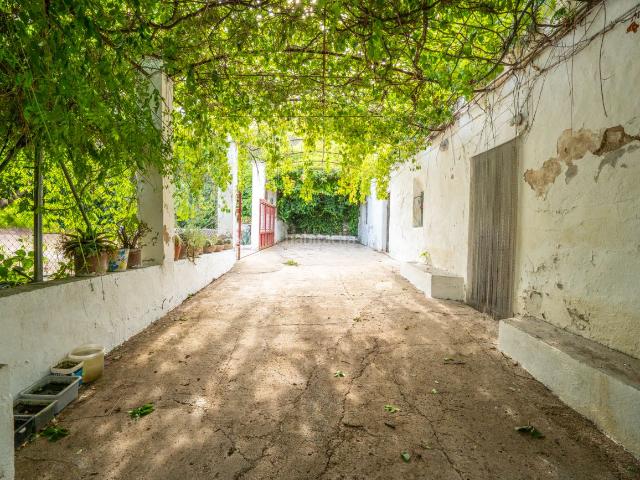 Masía en venta en Aldover. Masía para reformar cerca de la carretera. Masías.
