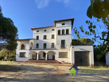 Masía en venta en Alella. Excepcional masía histórica con viñedos privados y vistas al mar en el corazón de Alella. Masías.