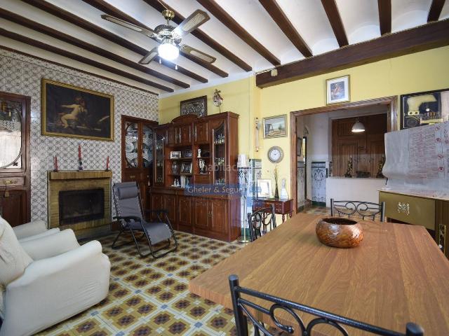 Masía en venta en Algímia de Alfara. Casa de pueblo esquinera con tres fachadas, patio, garaje y gran potencial de ampliación en Algimia dAlfara. Masías Algímia de.