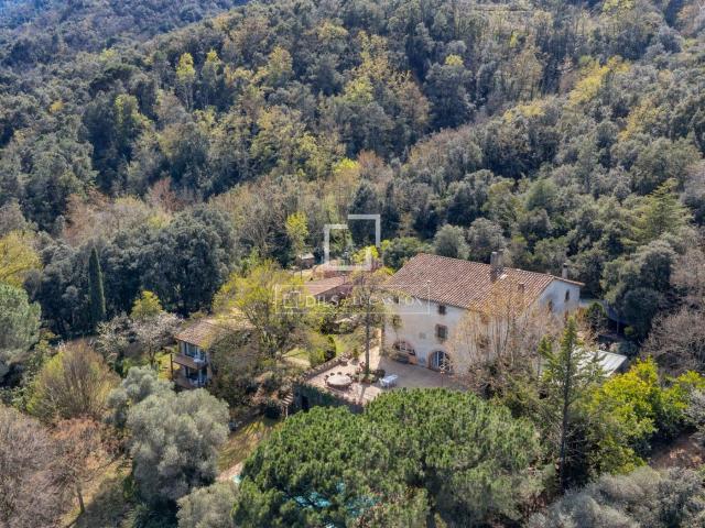 Masía en venta en Anglès. Casa rural de 12 dormitorios en venta en La Selva, Girona. Masías.
