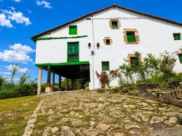 Masía en venta en Anievas. Gran casa tradicional cántabra de piedra con parcela urbana. Masías.