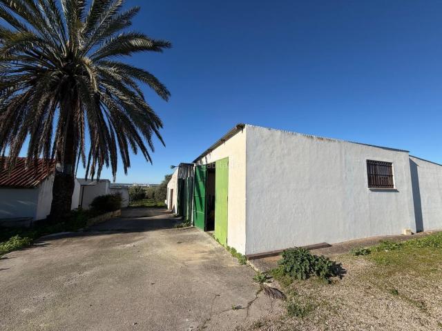 Masía en venta en Arcos de la Frontera. CORTIJO CON 63MIL METROS DE PARCELA, APARTAMENTOS, NAVES Y BODEGA. Masías Arcos de la.