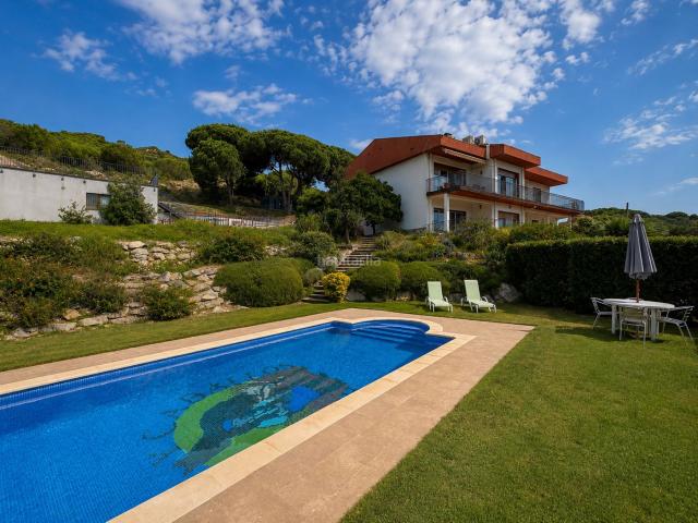 Masía en venta en Argentona, Nucli Urbà. Exclusiva finca ecuestre con dos viviendas independientes, piscina y espectaculares vistas al mar y la montaña. Masías.