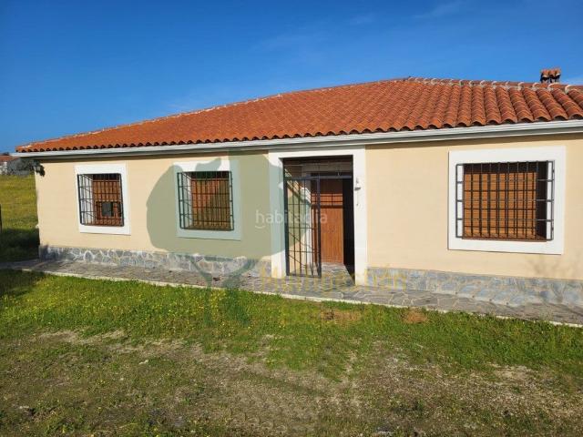 Masía en venta en Arroyo de la Luz. CHALET A 20 Km DE CACERES ARROYO DE LA LUZ CON PISCINA Y PARCELA DE 1.600 MTRS. Masías Arroyo de la.