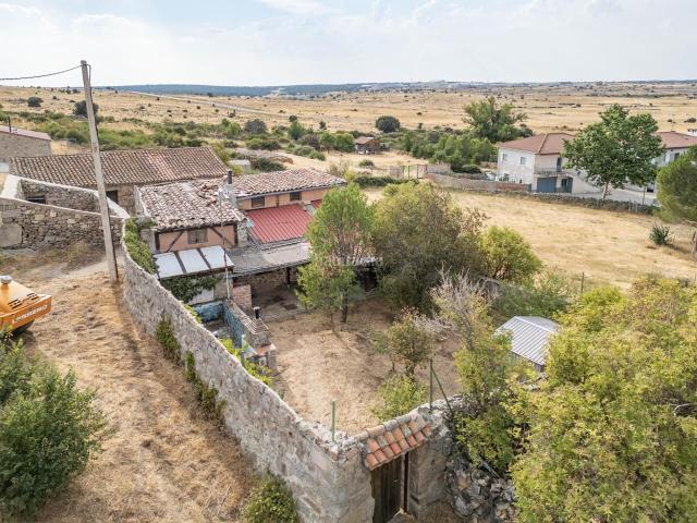 Masía en venta en Ávila, Zona Rural. CASA DE CAMPO CON PARCELA A SOLO 7 km DE ÁVILA a acondicionar. Masías.