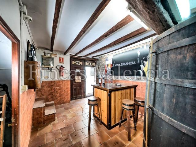Masía en venta en Azuébar. BODEGA DE AUTOR EN PRODUCCIÓN. CASI 6 HECTAREAS DE VIÑEDOS. Masías.