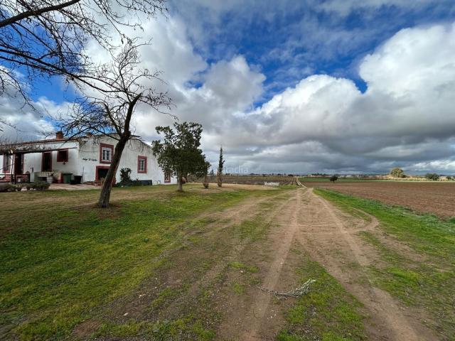 Masía en venta en Badajoz, Casco Antiguo. FINCA DE 22 HECTAREAS CON CASERIO Y PISCINA!. Masías.