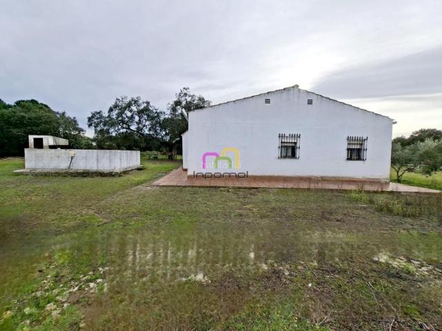 Masía en venta en Badajoz, Carretera de Sevilla Los Montitos. CASA CON TERRENO EN TRES ARROYOS, BADAJOZ OPORTUNIDAD ÚNICA. Masías.