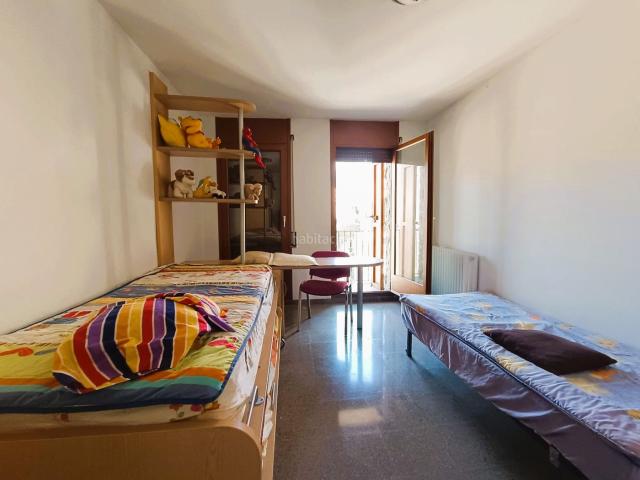 Casa adosada en venta en Bagà. Encantadora casa de piedra en Bagà 5 habitaciones, chimenea, terraza y amplio parking. Casas adosadas.