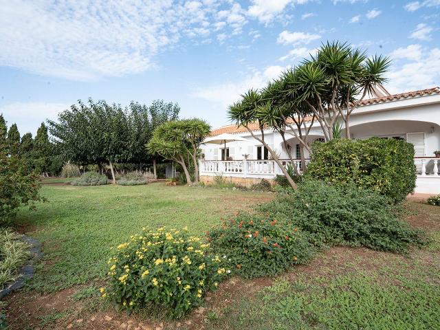 Masía en venta en Baleares Alaior, Alaior Poble. Elegante villa en un entorno rural tranquilo y natural al final de un callejón sin salida. Masías.