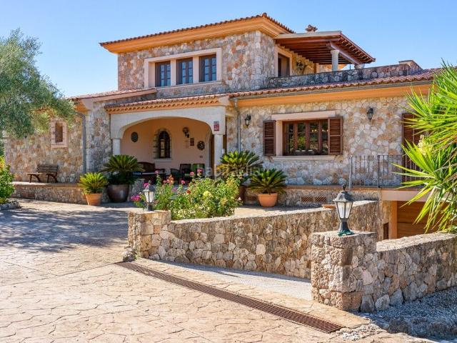 Masía en venta en Baleares Alaró. Finca con vistas a las montañas en venta en Alaró, centro de Mallorca. Masías.