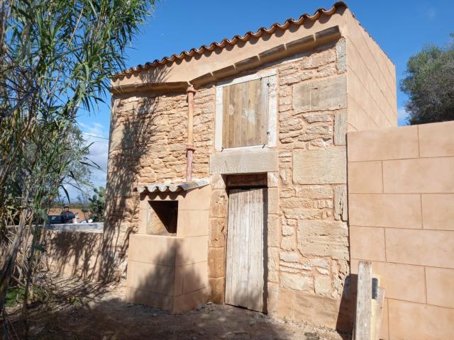 Masía en venta en Baleares Campos. ¡Oportunidad única! Parcela rústica con dos casas a reformar en una ubicación privilegiada. Masías.
