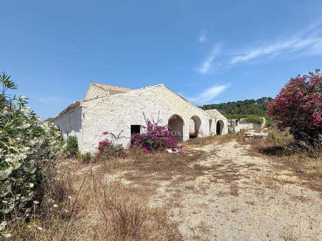 Masía en venta en Baleares Es Mercadal, Coves Noves. Masía a reformar en venta en Coves Noves, Es Mercadal. Masías Es.