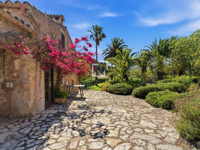 Masía en venta en Baleares Manacor, Manacor Centre. Majestuosa finca rústica con piscina, garaje, casa de invitados y vistas al mar en venta en Son Macià. Masías.