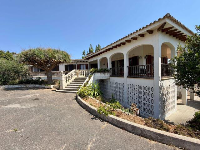Masía en venta en Baleares Manacor, Porto Cristo. Villa de estilo retro con piscina, vistas al mar, pista de tenis y sala de cine privada una vivienda con mucho potencial. Masías.