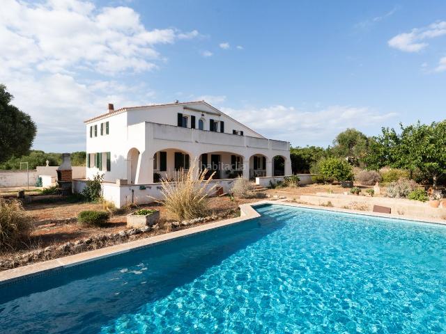 Masía en venta en Baleares Maó Mahón, Sant Climent Es Canutells. Casa de campo con encanto situada en una zona muy tranquila, rodeada de un entorno rústico típico del campo menorquín y, a pocos m.