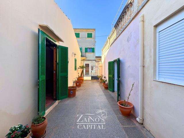 Masía en venta en Baleares Petra. Casa Mallorquina con garaje, patio y terraza en Petra. Masías.