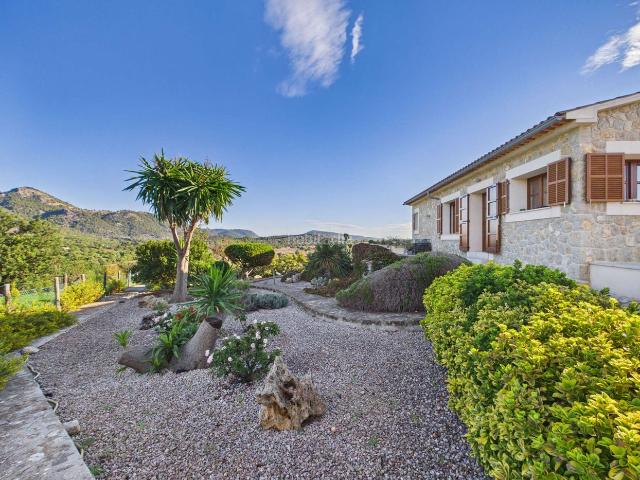 Masía en venta en Baleares Selva. Encantadora casa de piedra natural con unas vistas de ensueño a la montaña en Moscari Ref. 10325. Masías.