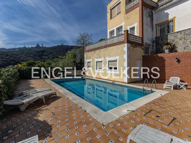 Chalet en venta en Barcelona, Sant Genís dels Agudells. Impresionante finca con vistas al Mar y al parque natural de Collserola. Con un terreno de 5000m2. Chalets.