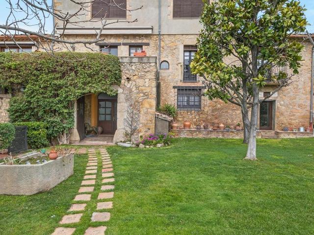 Masía en venta en Bàscara. Masía del siglo XVIII con licencia turística, piscina y apartamento independiente. Masías.