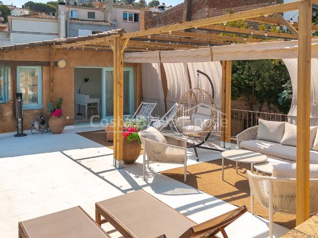 Masía en venta en Begur, Begur Costa Brava. Casa de pueblo en venta en el centro de Begur con vistas al castillo, terraza y garaje. Masías.