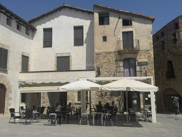 Masía en venta en Besalú. Casa de pueblo situada en Besalú, en la plaza, ideal para negocio. Masías.