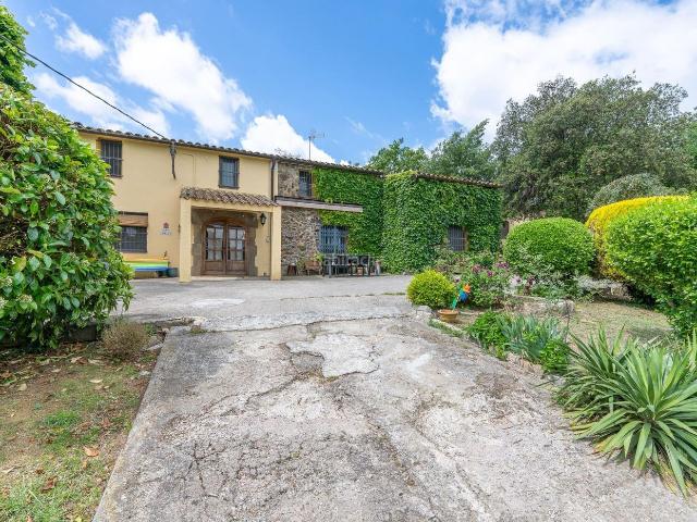 Masía en venta en Bescanó. Masia en venta en Bescanó 8 habitaciones, jardín, piscina y licencia de turismo rural. Masías.