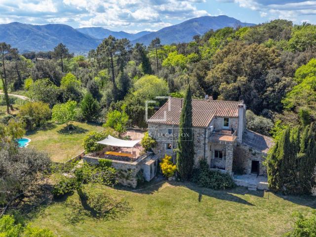 Masía en venta en Bescanó. Casa rural del siglo XVIII con encanto y 2,3 hectáreas en venta en El Gironès, Girona. Masías.