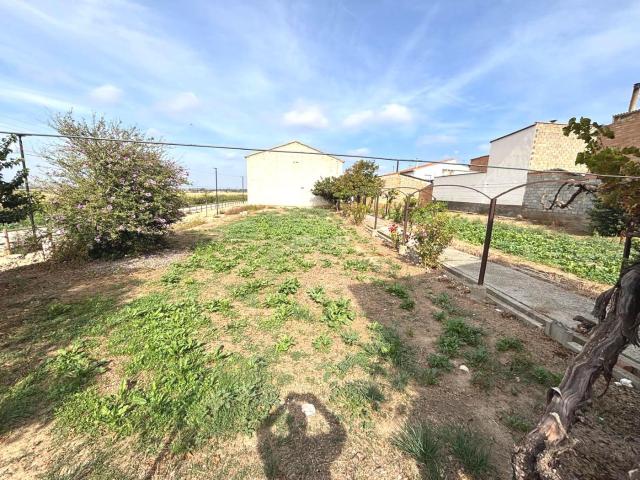Masía en venta en Binaced. Gran casa con jardin para disfrutar de la tranquilidad. Masías.