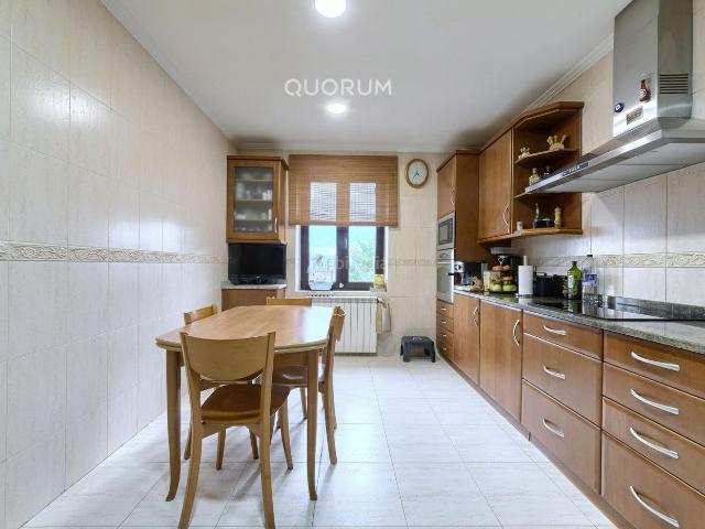 Masía en venta en Bilbao, Otxarkoaga. Casa Unifamiliar De 7 Habitaciones Y 3 Baños. Masías.