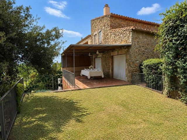 Masía en venta en Bisbal d´Empordà La. Casa rústica reformada en venta en Castell dEmpordà, Baix Empordà. Masías Bisbal d´Empordà.